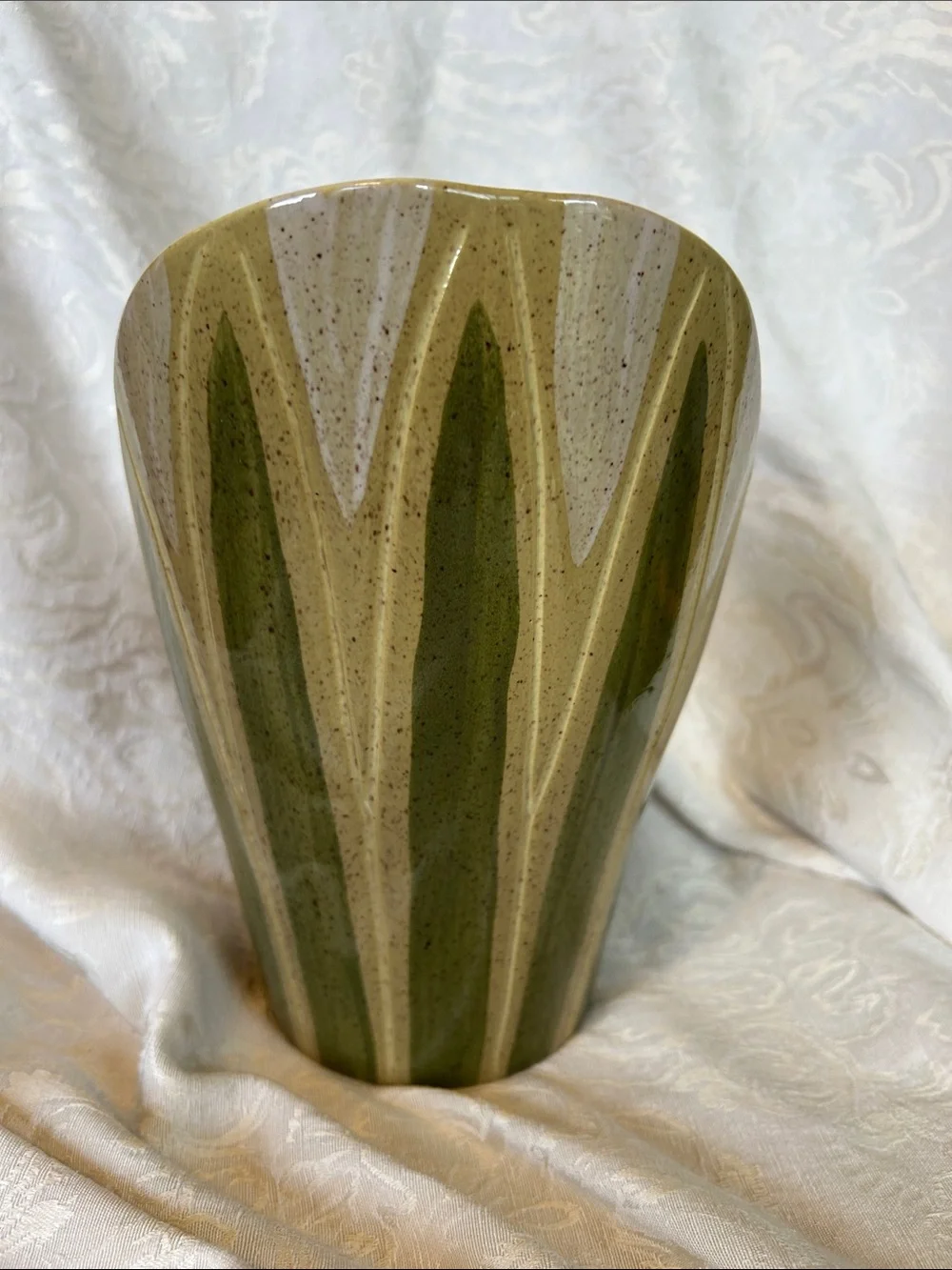 Vintage MCM Red Wing M4007 Vase -9”H 7 wide at highest point.